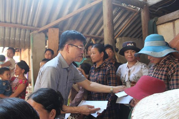 Bộ trưởng tặng qu&agrave; cho c&aacute;c gia đ&igrave;nh kh&oacute; khăn.&nbsp;