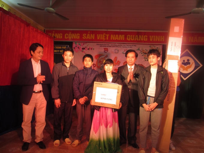 Ông Nguyễn Đức Hưởng - Phó Chủ tịch HĐQT NH Bưu điện Việt trao tặng quà cho Trung tâm.