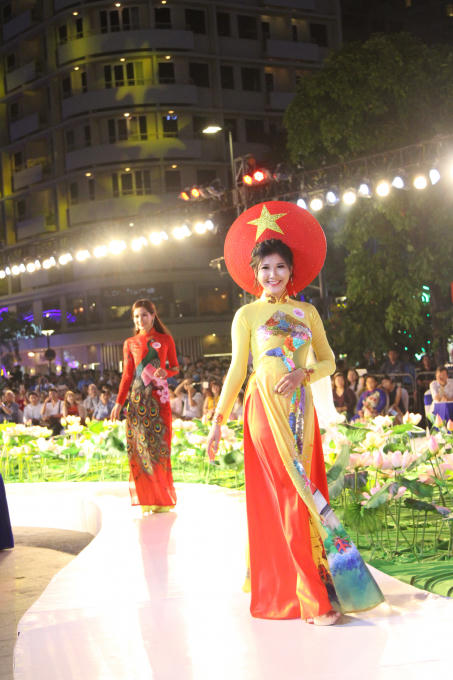 Nữ thí sinh tươi cười trong phần trình diễn của mình.