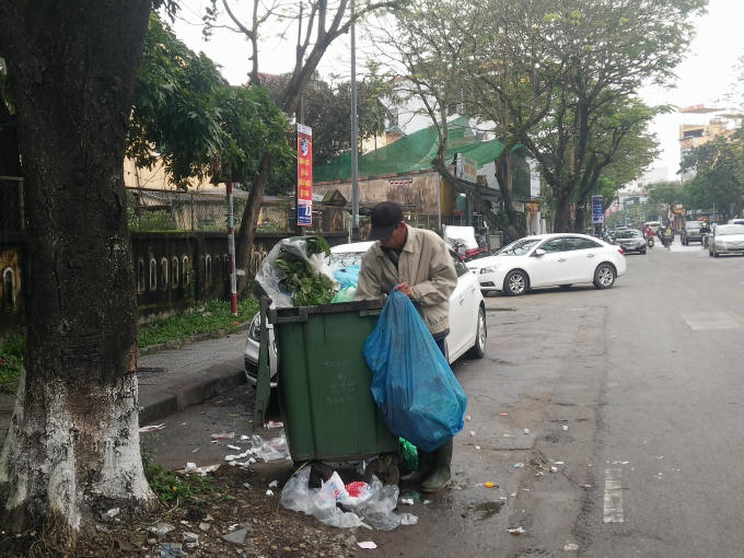 Cụ ông lượm ve chai kiếm kế mưu sinh. (Ảnh: Như Quỳnh)