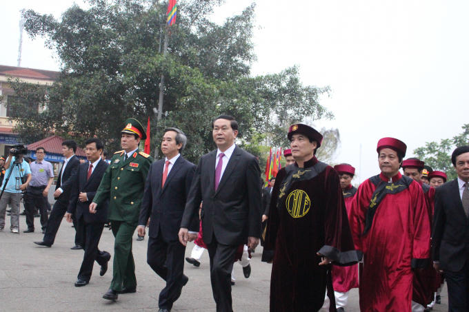 Chủ tịch nước Trần Đại Quang c&ugrave;ng đo&agrave;n Đại biểu đang v&agrave; đo&agrave;n&nbsp;h&agrave;nh lễ đi từ ch&acirc;n n&uacute;i Nghĩa Lĩnh qua Nghi M&ocirc;n - đền Hạ - đền Trung - l&ecirc;n đền Thượng.