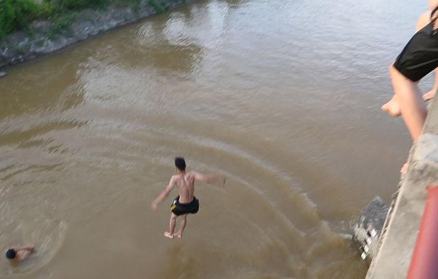 mvi-098900004529-still-004-nhay-cau-1562598989230