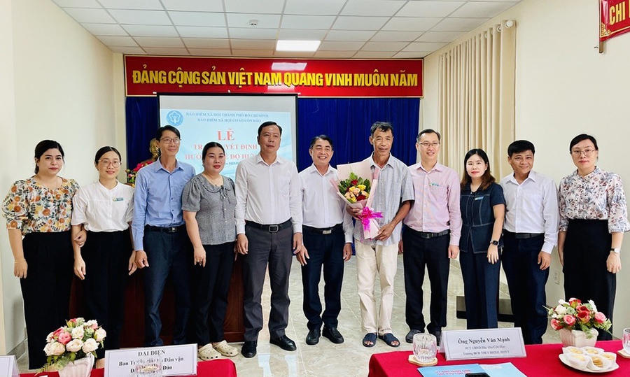 Một số đơn vị chúc mừng ông Lâm – người đầu tiên tại đặc khu Côn Đảo hưởng chế độ hưu trí khi tham gia BHXH tự nguyện.