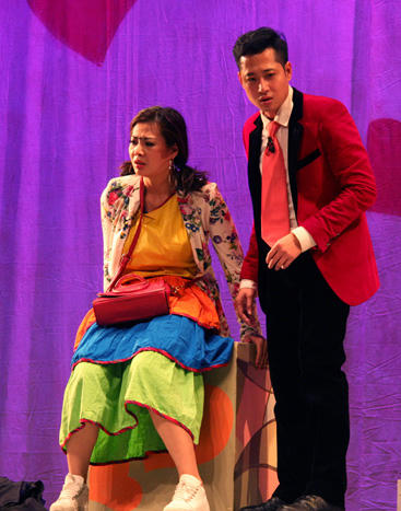 Diễn viên Thanh Hương (trái), Mạnh Hưng trong tiểu phẩm "Phòng tìm duyên".