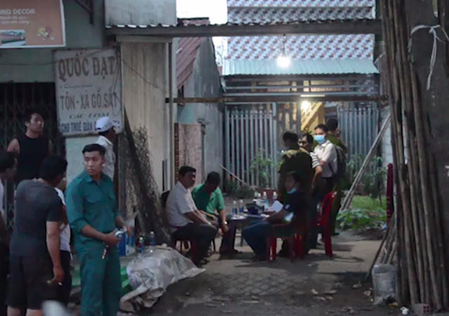 Căn nhà nằm sâu trong hẻm, nơi phát hiện ra vụ việc. (Ảnh: báo Dân trí)