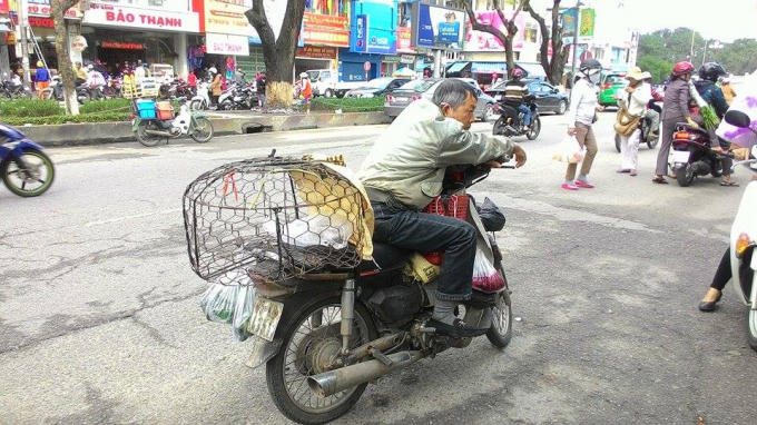 Người đàn ông này đã bán xong hết bội gà, đang đợi người thân vào chợ mua sắm (Ảnh: PV Đăng Hậu chụp ngày 30 Tết)