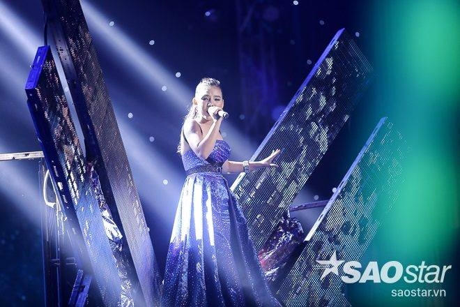 Minh Như thể hiện ca khúc "Không quan tâm" trong đêm liveshow 5.