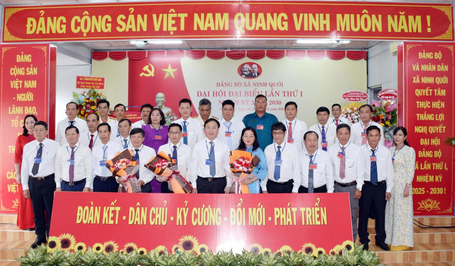 Ông Huỳnh Hữu Trí – Phó Chủ tịch UBND tỉnh Cà Mau, tặng hoa chúc mừng Ban Chấp hành Đảng bộ xã Ninh Qưới nhiệm kỳ mới.