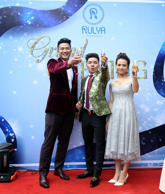 Ban Giám đốc nâng ly chúc mừng lễ ra mắt thành công tốt đẹp. (Lần lượt từ trái qua phải - Nguyễn Huy Tiến, CEO RULYA BEAUTY VIỆT NAM, ông Nguyễn Đình Trưởng, Tổng giám đốc RULYA BEAUTY VIỆT NAM) và bà Triệu Ngọc Tú, Giám đốc chi nhánh RULYA BEAUTY VIỆT NAM.