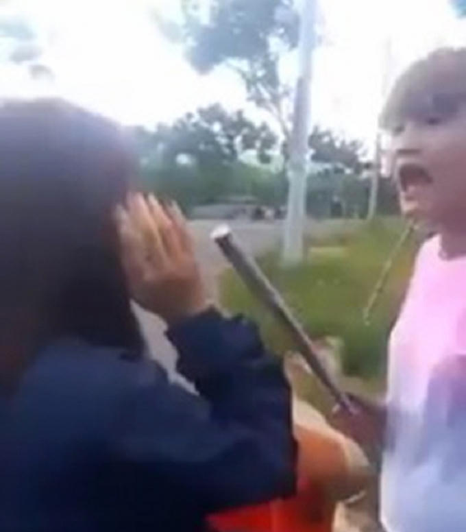 Cô gái cần gậy đánh liên tiếp vào đầu bạn.