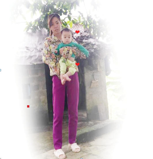Bé Nguyên cùng mẹ