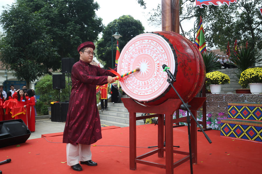 Chủ tịch UBND huyện Ba Vì đánh trống khai hội Tản Viên Sơn Thánh - Xuân Giáp Thìn và khai trương du lịch huyện Ba Vì năm 2024.