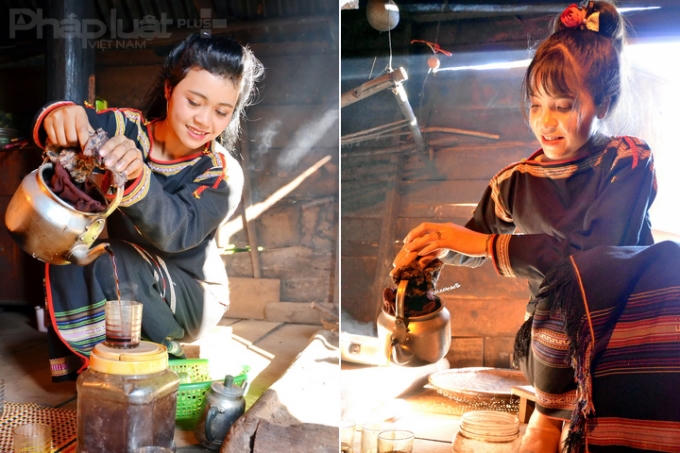 Thiếu nữ Ê Đê xinh đẹp rót cà phê vào từng ly nhỏ. (Ảnh: Đoàn Bắc)