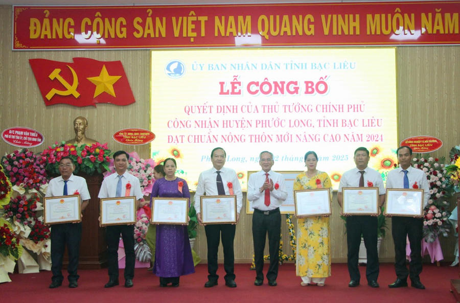 Ông Lữ Văn Hùng - Ủy viên BCH TW Đảng, Bí thư Tỉnh ủy, Chủ tịch HĐND tỉnh Bạc Liêu (Trưởng Đoàn ĐBQH), trao Bằng khen cho các tập thể có thành tích xuất sắc trong phong trào xây dựng huyện Phước Long trở thành huyện NTM nâng cao.