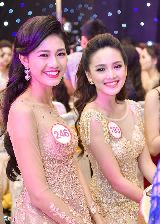 Hai ứng viên sáng giá top 5 Hoa hậu Việt Nam - Thanh Tú và Tố Như rạng rỡ trước ống kính.
