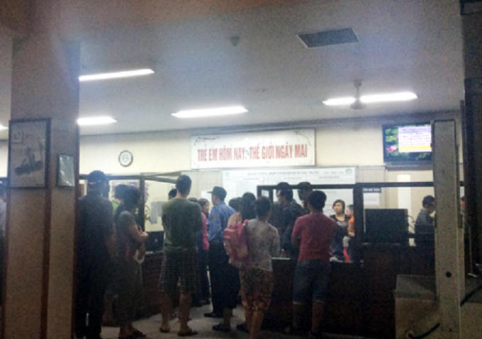 Đông đảo phụ huynh học sinh túc trực trước cửa khoa nhi bệnh viện Bạch Mai để theo dõi sự việc.