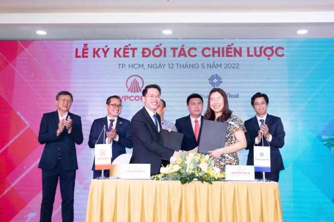 Ông Nguyễn Văn Quy - Tổng Giám đốc VPCORP và bà Nguyễn Thái Hà - Tổng Giám đốc Thang Long Real Group thực hiện nghi thức ký kết