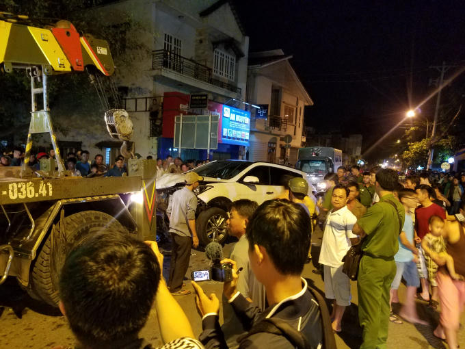 Xe cẩu di dời các phương tiện.