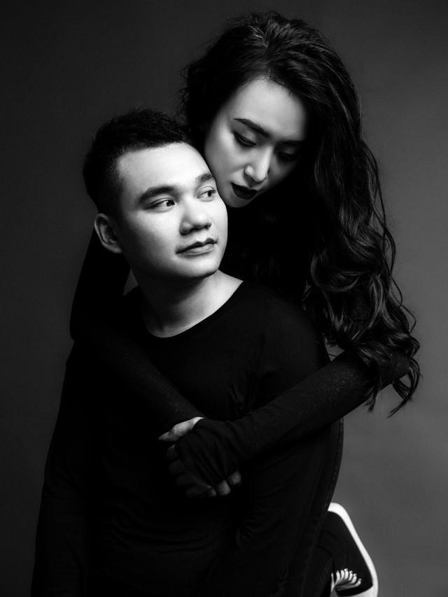 Khắc Việt và vợ DJ 9x vừa tung bộ ảnh cưới đen trắng đầy ngọt ngào và lãng mạn. Đám cưới của họ diễn ra tại Yên Bái - quê chú rể rồi mới diễn ra tại Hà Nội.