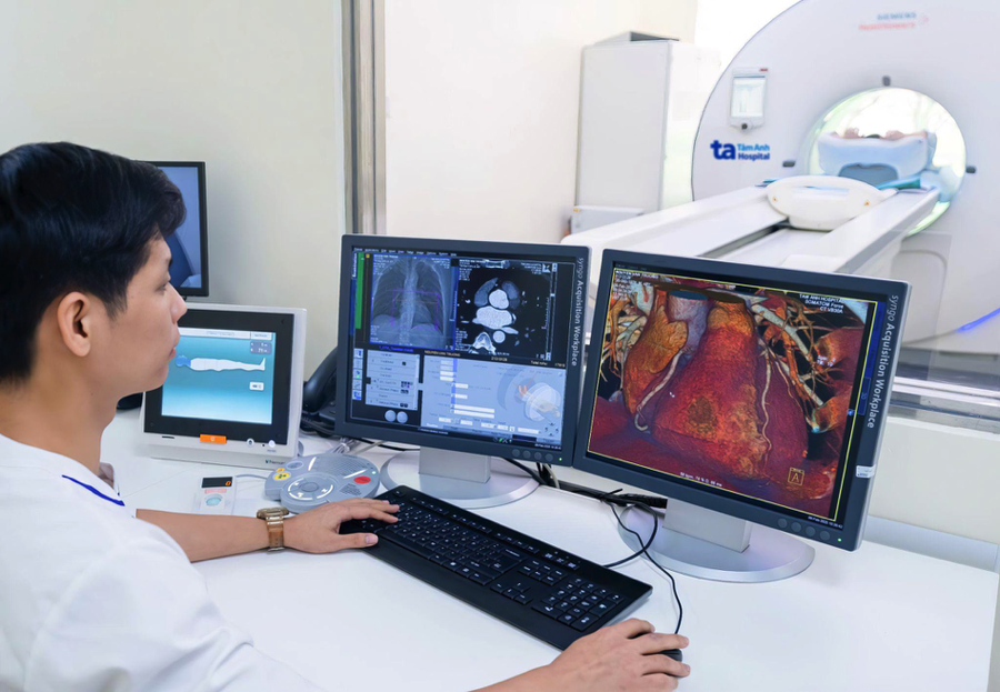 Kỹ thuật viên theo dõi quá trình chụp với “siêu máy” CT hơn 100.000 lát cắt thông qua hình ảnh hiển thị rõ nét trên màn hình máy tính. Ảnh: Bệnh viện Đa khoa Tâm Anh.