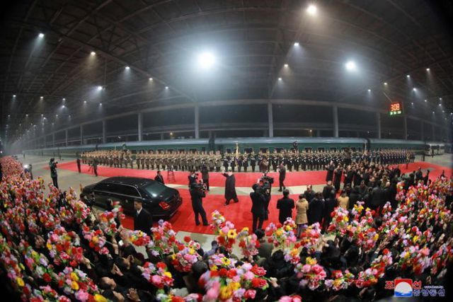 Người dân Triều Tiên cờ hoa rực rỡ chào đón chủ tịch Kim Jong-un về nước. (Ảnh: KCNA)