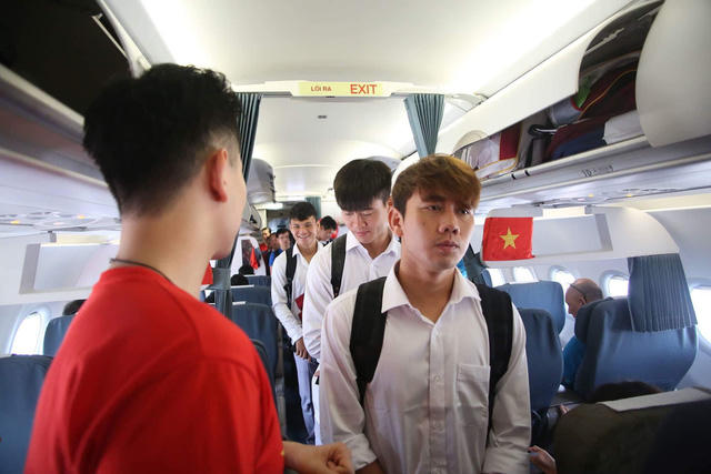 Theo lịch trình, 12h30 các cầu thủ Olympic Việt Nam sẽ có mặt tại sân bay Nội Bài (Hà Nội)
