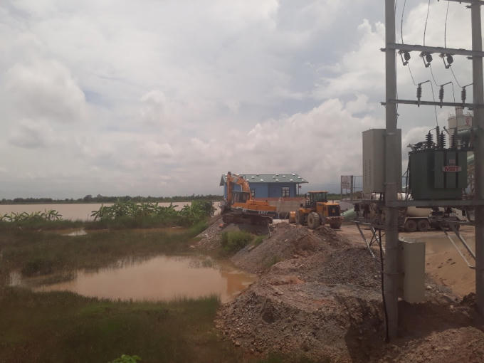 Nước thải chảy tràn lan khu vực trạm trộn.