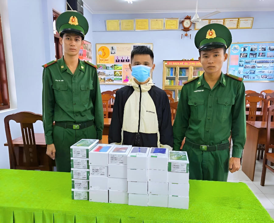 Đồn Biên phòng Tân Tiến thu giữ tang vật vi phạm.