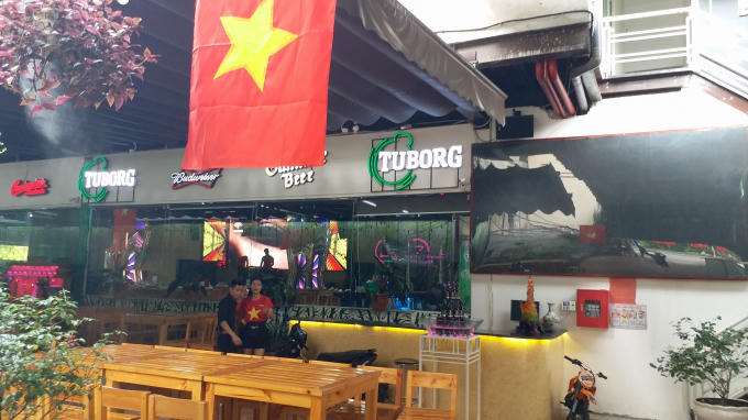 Sắc đỏ tr&agrave;n ngập phố phường Thủ đ&ocirc; trước giờ G, Olympic Việt Nam gặp UAE