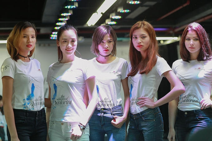Nghề mẫu: Đằng sau những sải bước trên sàn catwalk