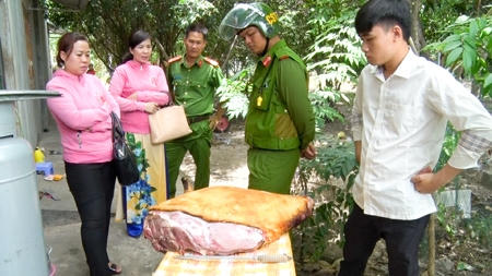 Một lượng lớn thịt heo n&aacute;i đ&atilde; được kh&ograve; chờ chế biến th&agrave;nh đặc sản được ph&aacute;t hiện tại cơ sở của &ocirc;ng Dũng.