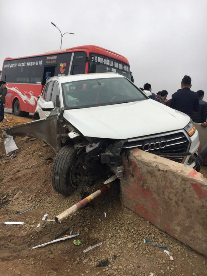 Vụ tai nạn làm một người trên xe Audi bị thương, các xe liên quan đều bị hư hỏng, trong đó xe Audi bị hỏng nặng nhất.