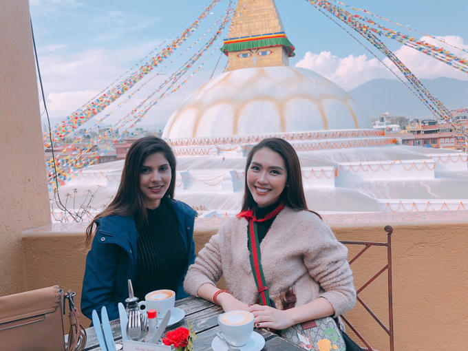 Tường Linh gặp lại Miss Intercontinental Nepal trong chuyến h&agrave;nh hương đầu năm