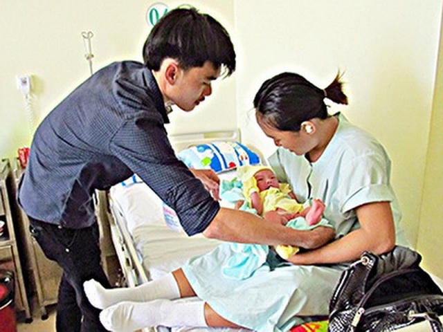 Sau khi sinh người phụ nữ rất cần sự chia sẻ của người thân trong việc chăm sóc con.