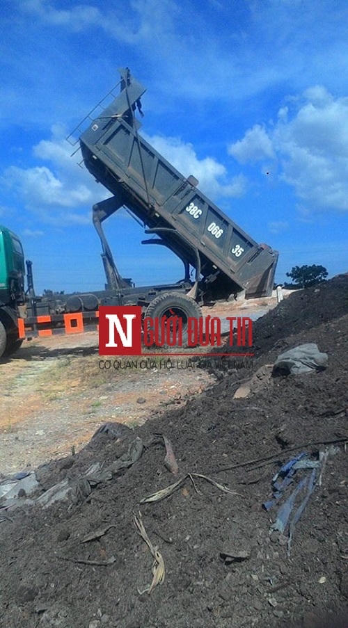 Chiếc xe tải chở chất thải tới đổ bị người dân phát hiện.