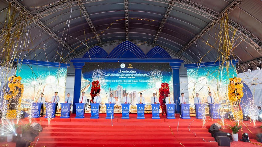 Bộ trưởng Bộ Tư pháp Nguyễn Hải Ninh cùng lãnh đạo tỉnh Khánh Hòa ấn nút khởi công dự án.