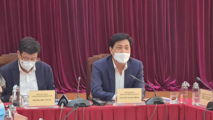 Thứ trưởng Bộ GTVT Nguyễn Ngọc Đông và Phó Chủ tịch UBND TP Hà Nội Dương Đức Tuấn chủ trì buổi họp báo.