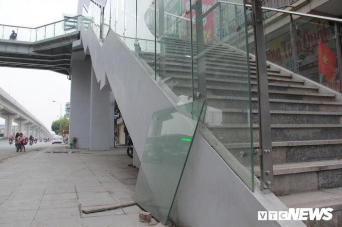 C&aacute;ch đ&oacute; kh&ocirc;ng xa, tại phường Ph&uacute; La (H&agrave; Đ&ocirc;ng, H&agrave; Nội), khung cảnh ngổn ngang cũng tương tự. Một tấm k&iacute;nh lắp đặt lối l&ecirc;n nh&agrave; ga để trần, dễ g&acirc;y nguy hiểm cho người tham gia giao th&ocirc;ng v&agrave; trẻ nhỏ.