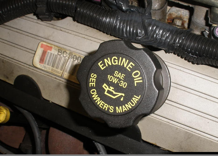 Tranh cãi gay gắt chuyện thay nhớt định kỳ mốc 5.000 km