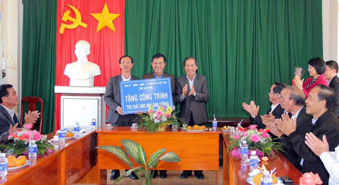 Bí thư Tỉnh ủy Nguyễn Xuân Tiến trao tặng 500 triệu đồng tại xã Liên Hà, huyện Lâm Hà. ( Ảnh: N.Ngà).