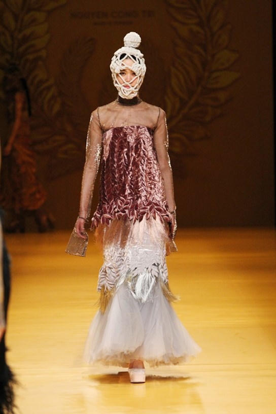 Công Trí mang đến xứ sở Phù Tang những thiết kế Haute Couture mới nhất trong bộ sưu tập No.9 mang tên “Lúa” với chất liệu chính là lụa Lãnh Mỹ A.