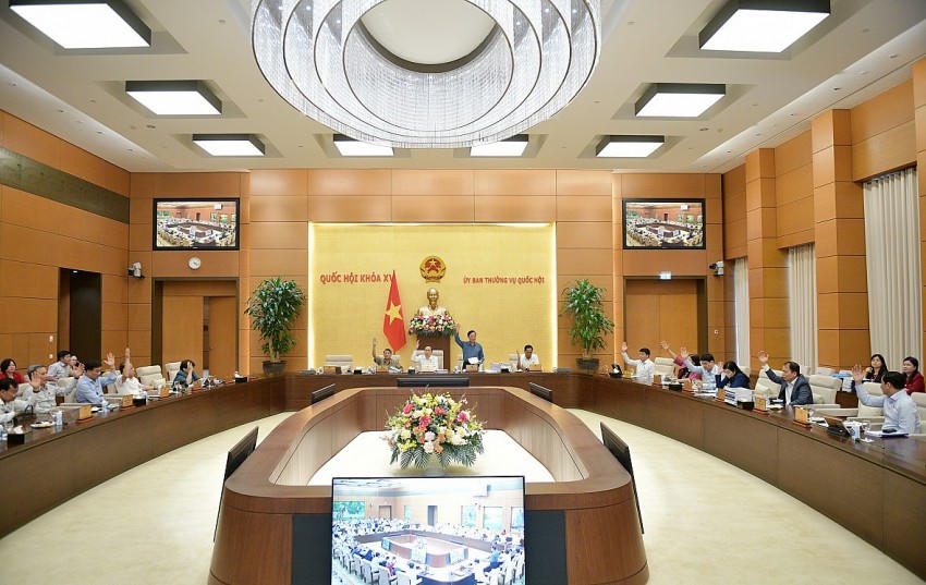 Ủy ban Thường vụ Quốc hội biểu quyết tán thành, nhất trí thông qua các Nghị quyết về việc sắp xếp đơn vị hành chính cấp huyện, xã giai đoạn 2023-2025 của 21 tỉnh, thành phố. Ảnh: Báo điện tử Chính phủ.