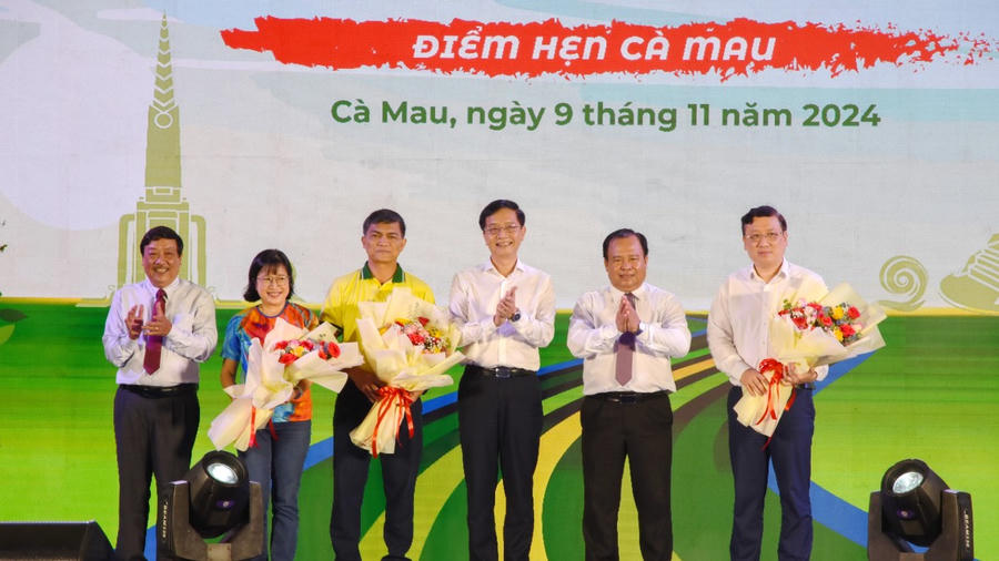 Ông Nguyễn Minh Luân - Phó Chủ tịch UBND tỉnh Cà Mau (thứ 2 từ phải sang), trao tặng hoa và cảm ơn các đơn vị đồng hành tài trợ cho Giải Marathon - Cà Mau 2024 Cúp PetroVietNam.