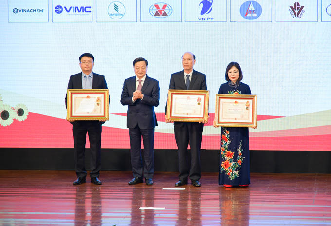 Phó Thủ tướng Chính Phủ Lê Minh Khái trao Huân chương độc lập hạng nhất cho 3 Tập thể: Viễn thông Hà Nội (Tập đoàn VNPT), Huân chương độc lập hạng nhì cho Công ty cổ phần Lương thực Thực phẩm Safoco (Tổng công ty Lương thực niềm Nam) và Công ty cổ phần Tư vấn xây dựng Hàng hải (Tổng công ty Hàng hải Việt Nam)