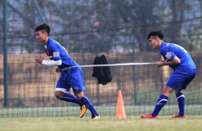 Cầu thủ U23 rèn sức bền với dây cao su