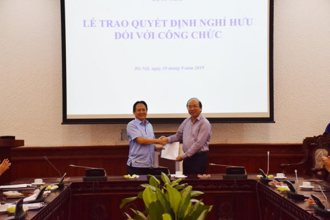 Thứ trưởng Phan Chí Hiếu trao Quyết định cho ông Đặng Ngọc Luyến