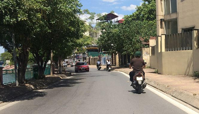 Bất đắc dĩ mới phải ra đường nên nhiều tuyến phố nội đô Thủ đô Hà Nội thưa thớt người vào giữa trưa, thời điểm cao điểm của nắng nóng.