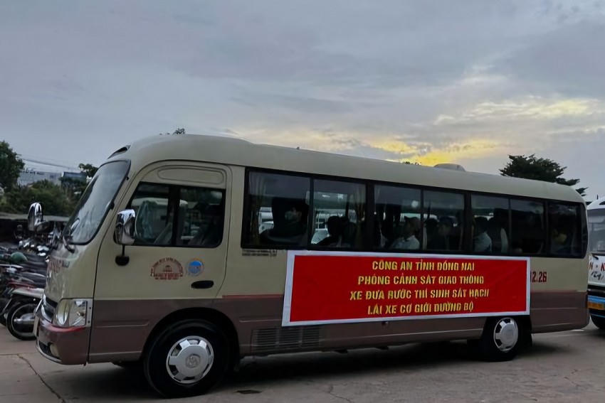 Phòng CSGT Công an tỉnh đã chủ động phối hợp, hỗ trợ phương tiện đưa đón các thí sinh từ Đồng Nai đến Vĩnh Long để ôn luyện và tham gia sát hạch.
