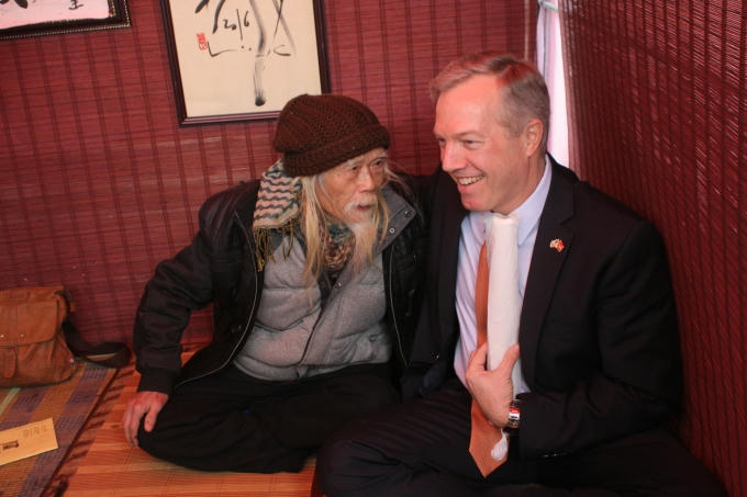 Đại sứ rất vui.