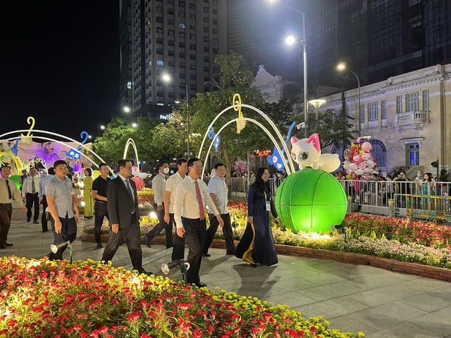 Thường trực Ban Bí thư Võ Văn Thưởng cùng các đại biểu tham quan đường hoa. (Ảnh: VGP)